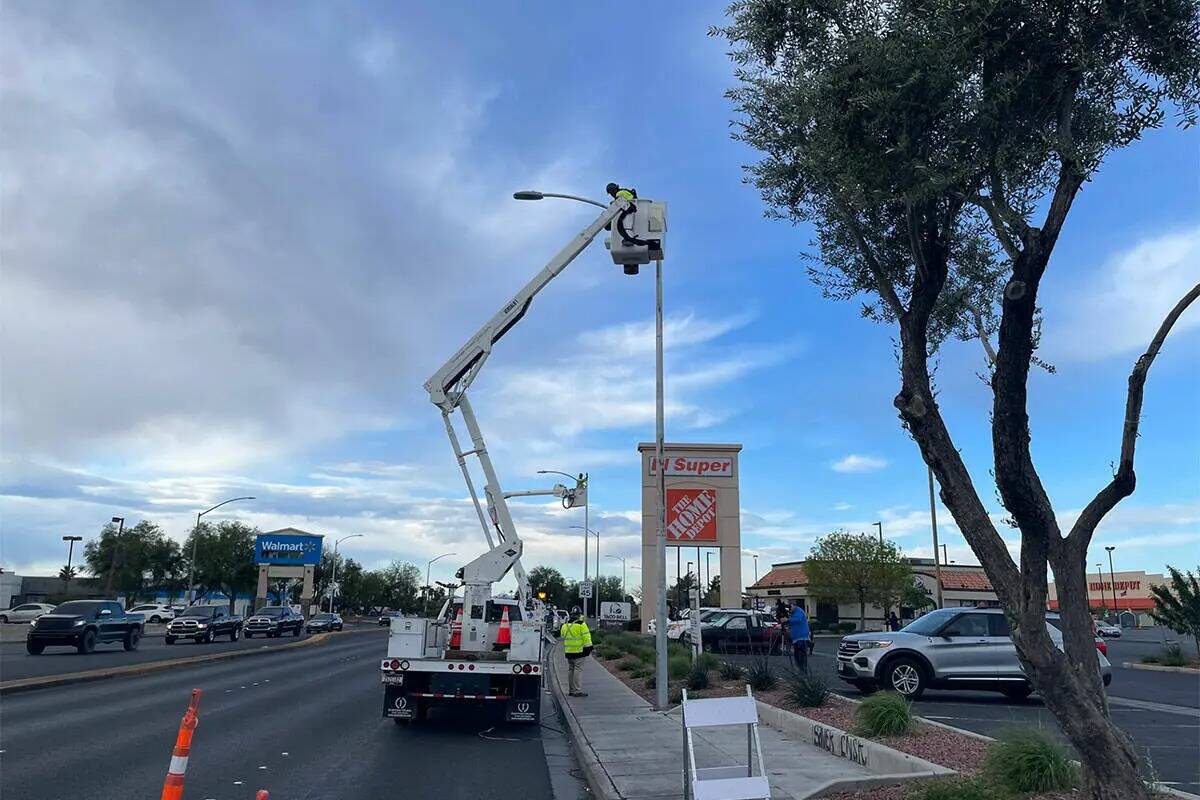 Cuadrillas arreglan el cableado de una farola en la intersección de los bulevares Lamb y Charl ...