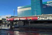 Un tren del Monorriel de Las Vegas engalanado con el promocional del Super Bowl en el MGM Grand ...