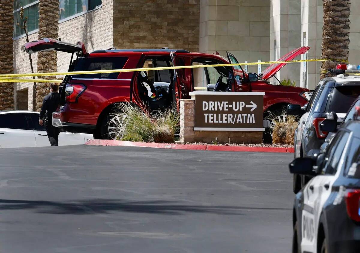 La policía de Las Vegas investiga un tiroteo en el City National Bank Building, el lunes 8 de ...