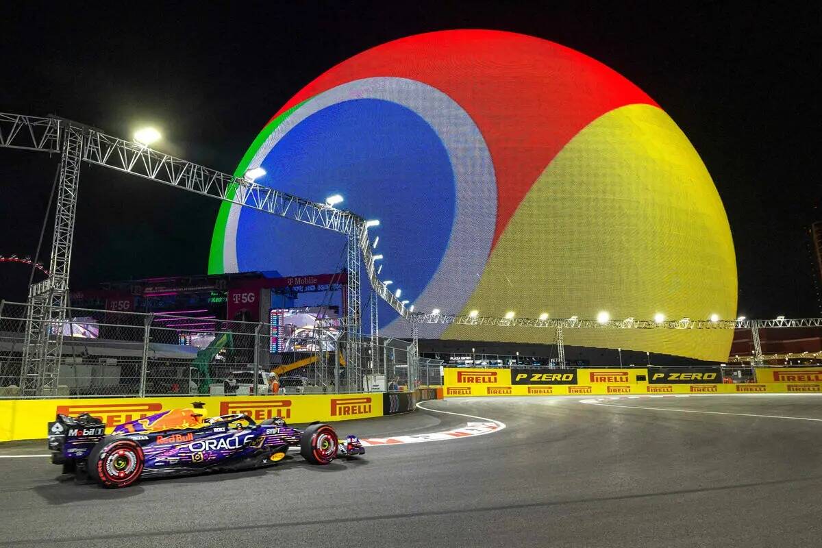 El piloto de Red Bull Racing Max Verstappen gira en una curva sobre la Sphere durante la sesió ...