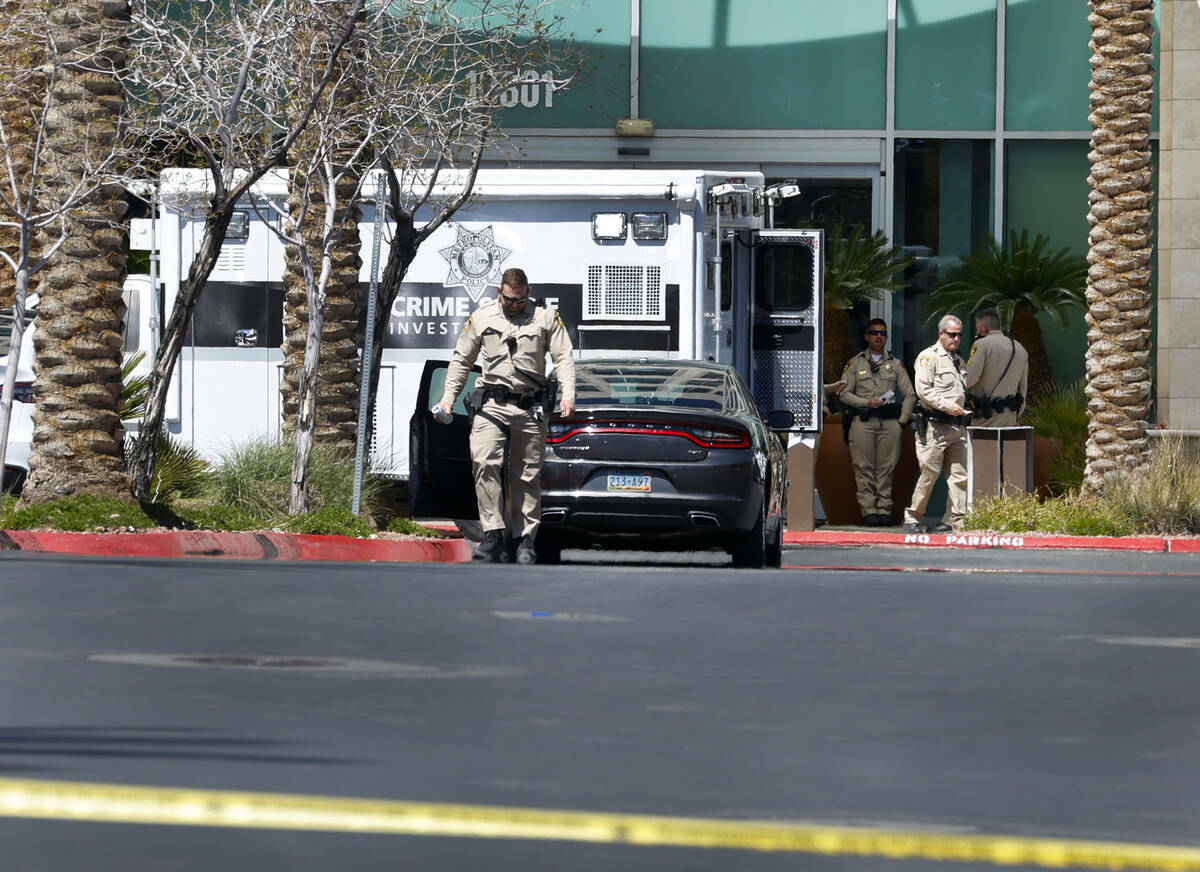 La policía de Las Vegas investiga un tiroteo en el edificio del City National Bank el lunes 8 ...