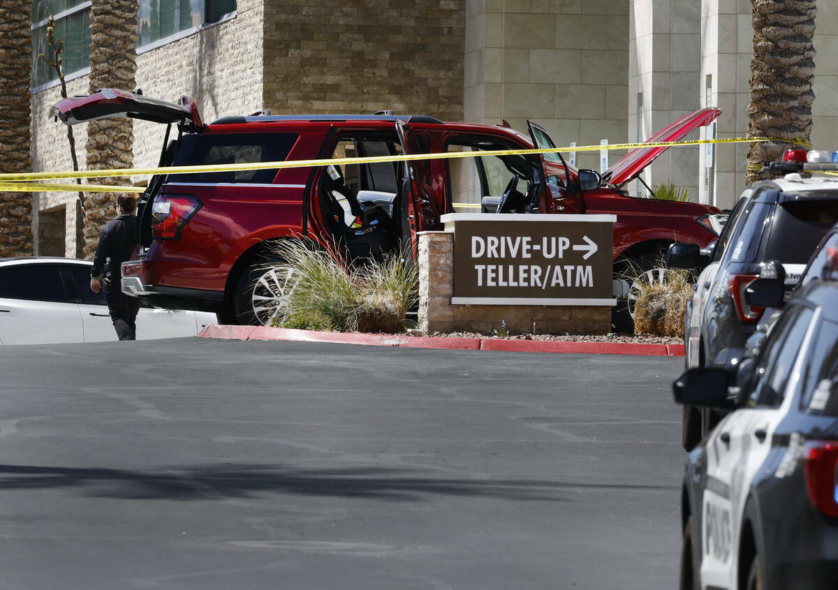 La policía de Las Vegas investiga un tiroteo en el edificio del City National Bank el lunes 8 ...