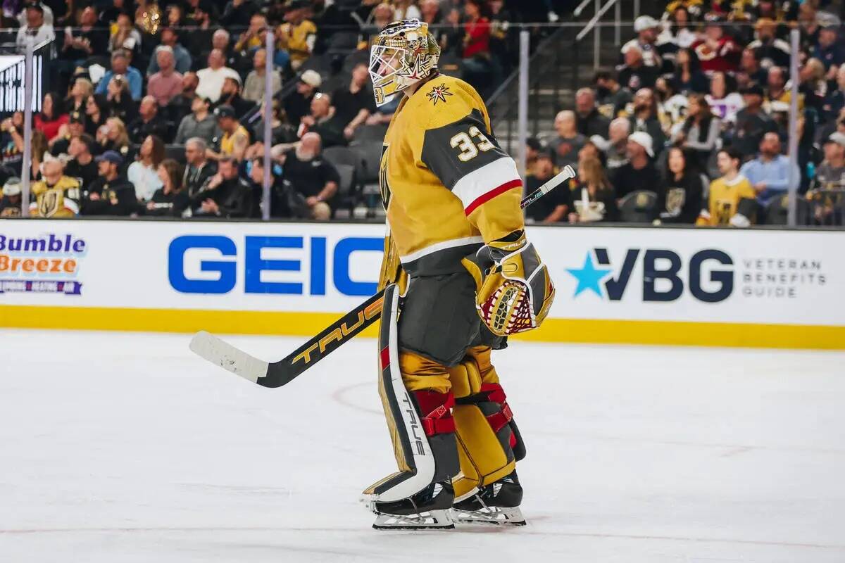 El portero de los Golden Knights, Adin Hill (33), durante un partido de hockey de la NHL entre ...