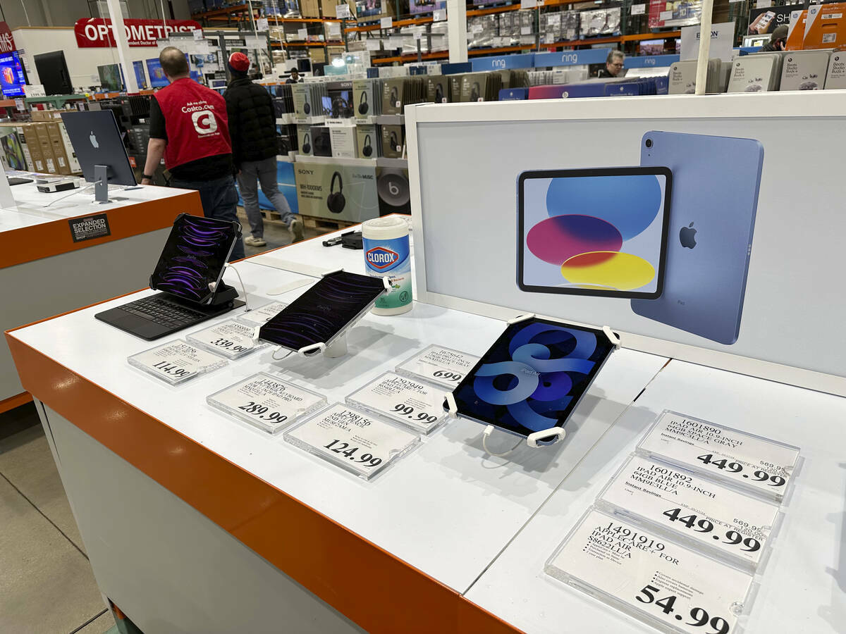 iPads de Apple se exhiben en un almacén de Costco el domingo 17 de marzo de 2024, en Sheridan, ...