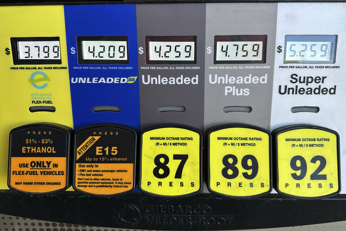 Los precios de la gasolina se ven en una gasolinera en Riverwoods, Illinois, el lunes 1 de abri ...