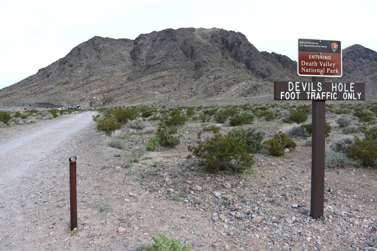 La señal que marca el sendero que conduce al Hoyo del Diablo en el Death Valley National Park ...