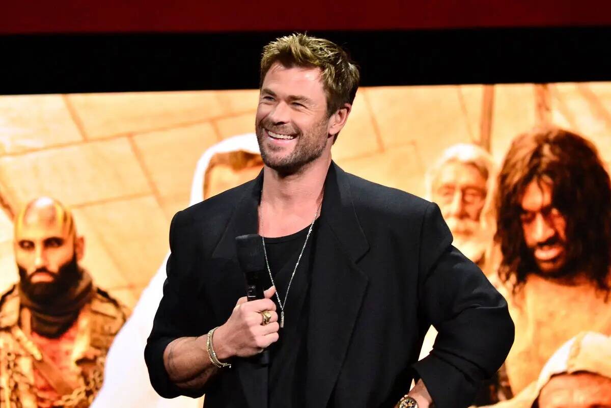 Chris Hemsworth habla en el escenario durante "The Big Picture" de Warner Bros. Pictures, una p ...