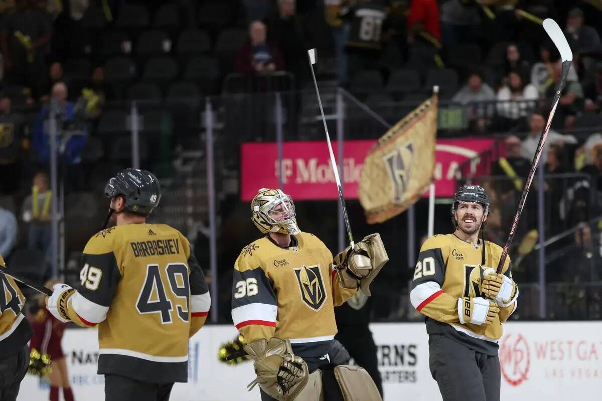 El centro de los Golden Knights Ivan Barbashev (49), el portero de los Golden Knights Logan Tho ...