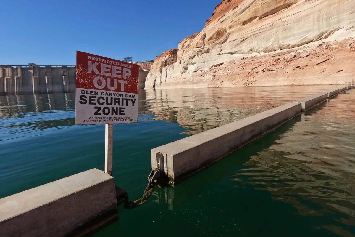 Una señal que indica "no pasar" aparece solo aguas arriba de la presa Glen Canyon en el Lago P ...