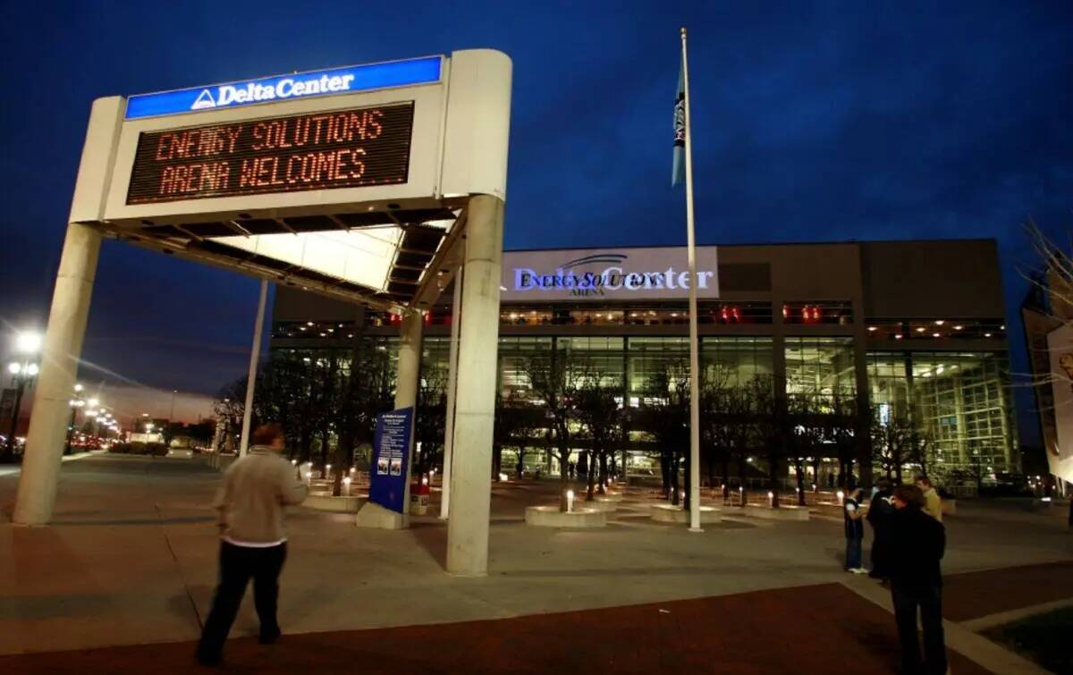La marquesina frente al Energy Solutions Arena, anteriormente el Delta Center, sede de los Utah ...