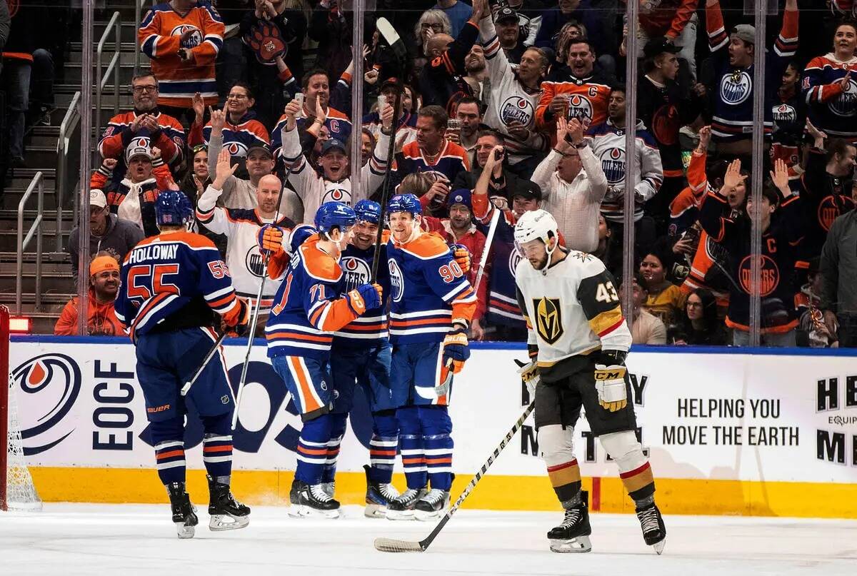 Paul Cotter (43) de los Vegas Golden Knights pasa patinando mientras los Edmonton Oilers celebr ...