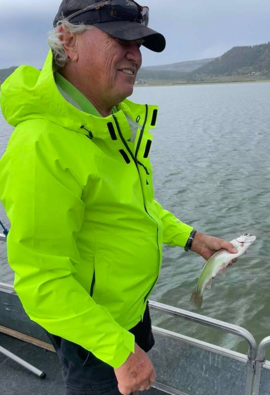 Joseph Houston II sostiene un pez que capturó en una barca en el lago Panguitch de Utah en 202 ...
