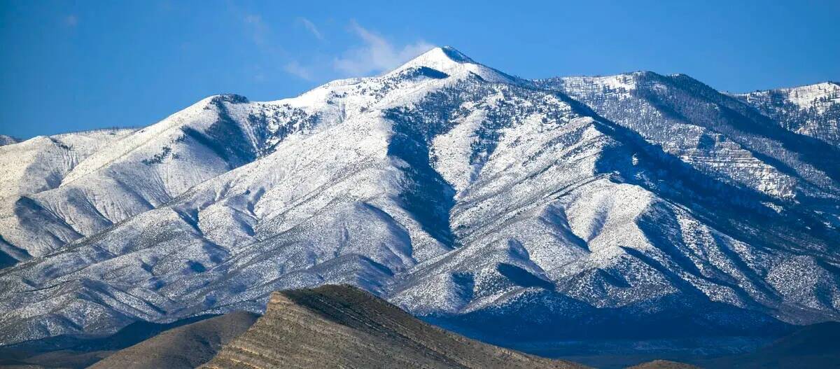 Las Spring Mountains recién cubiertas de nieve vistas desde el Monumento Nacional Tule Springs ...