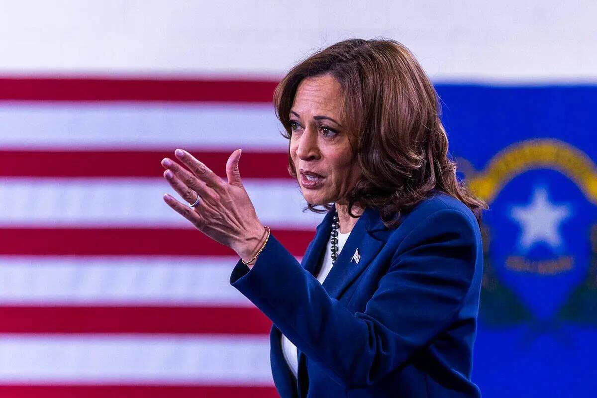 La vicepresidenta Kamala Harris habla sobre el expresidente Donald Trump durante un mitin en Mo ...