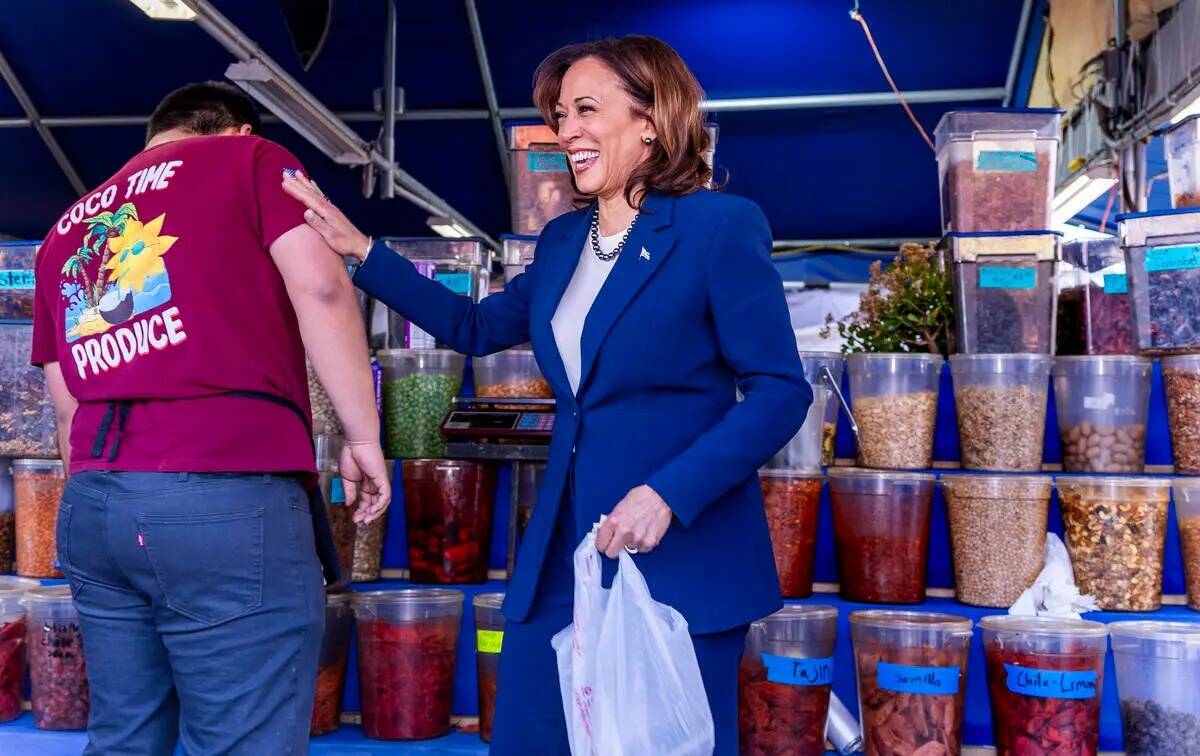 La vicepresidenta Kamala Harris da las gracias a un vendedor tras realizar una compra durante u ...