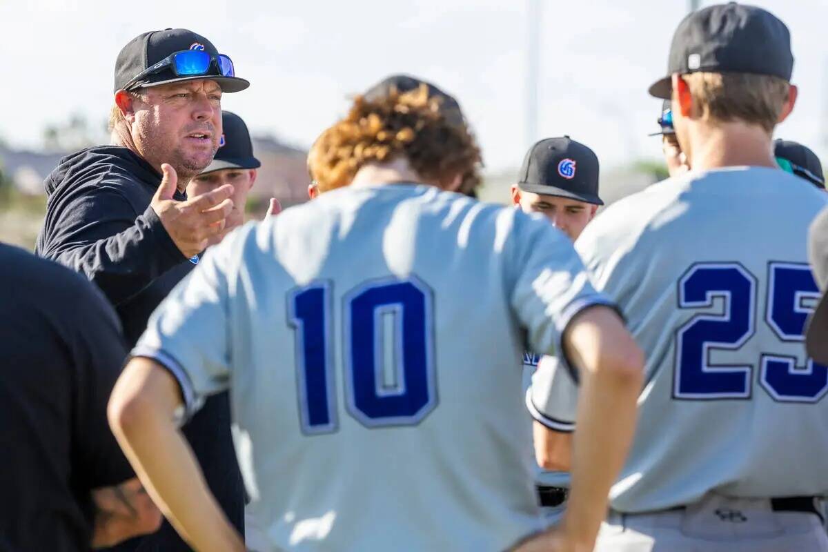 El entrenador de Bishop Gorman, Chris Sheff, aconseja a sus jugadores tras vencer a Centennial ...