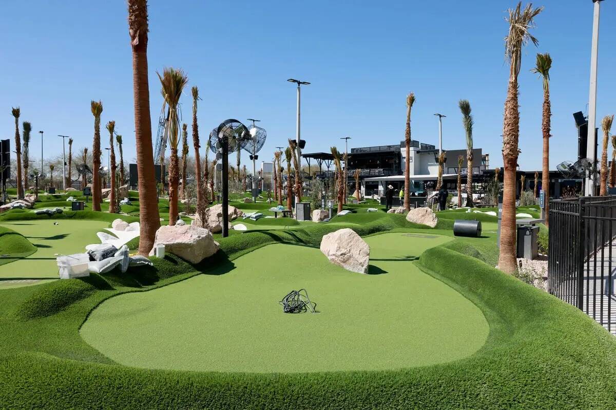 PopStroke mini-golf y de entretenimiento en Town Square Las Vegas se muestra en construcción, ...