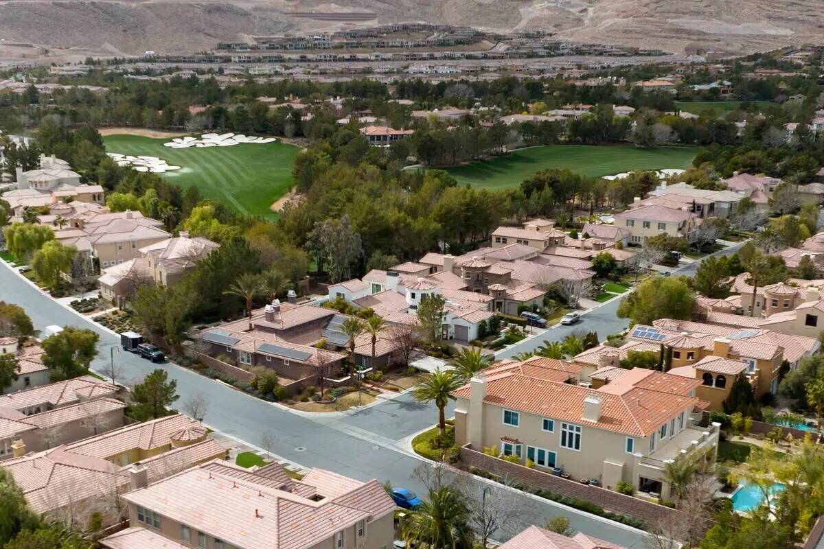 Casas de lujo a lo largo de Southern Highlands Golf Course se muestran en Southern Highlands, e ...