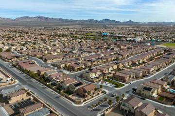 Una foto aérea muestra casas en la esquina de Ann Road y Donna Street, en North Las Vegas, el ...