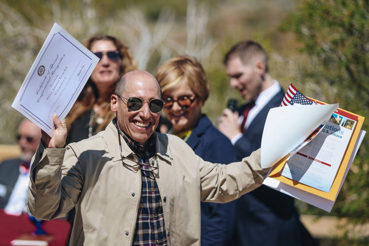 Un ciudadano estadounidense celebra después de recibir un certificado durante un evento de nat ...