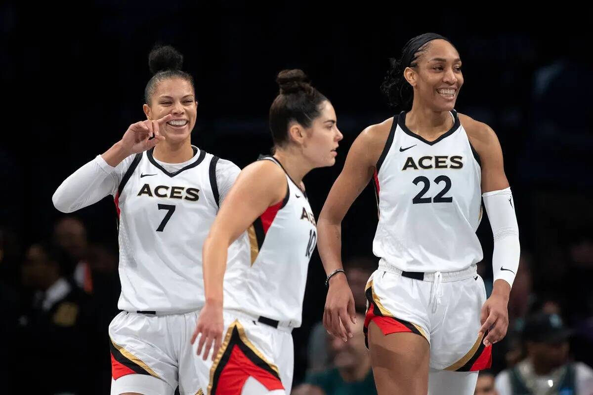 La alera de Las Vegas Aces Alysha Clark (7), la escolta Kelsey Plum (10) y la alera A'ja Wilson ...