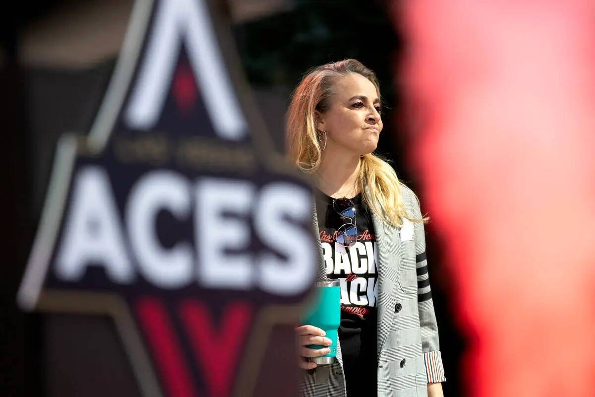 La entrenadora de Las Vegas Aces, Becky Hammon, sube al escenario para la celebración de la vi ...