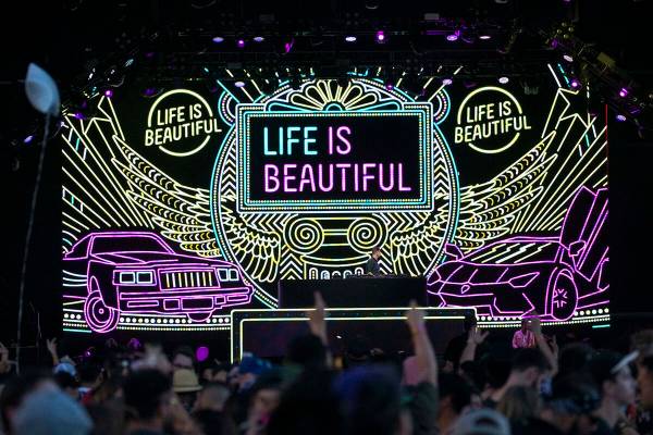 El DJ holandés Sam Feldt actúa en el escenario Fremont durante el segundo día del festival a ...