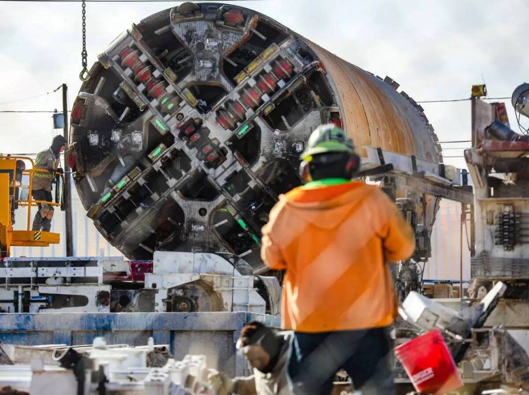 Una de las dos máquinas perforadoras en el terreno que la Boring Company adquirió recientemen ...