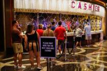 Una fila se forma en la caja de The Cosmopolitan of Las Vegas, el sábado 16 de septiembre de 2 ...