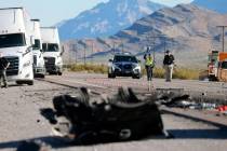 La Nevada Highway Patrol investiga un accidente mortal en el que se vieron implicados un semirr ...
