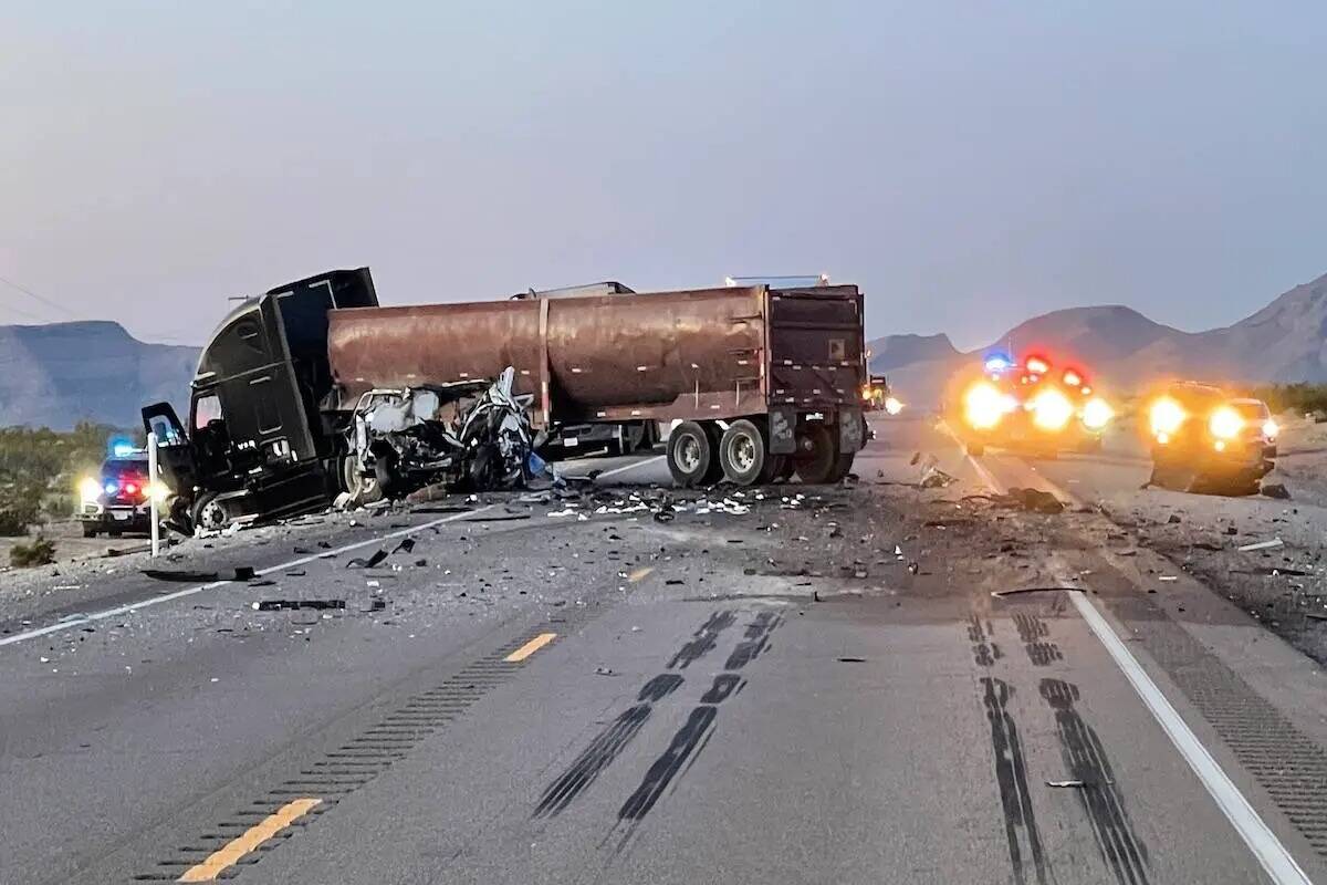 La Nevada Highway Patrol investiga un accidente mortal que involucra a un camión y un auto de ...