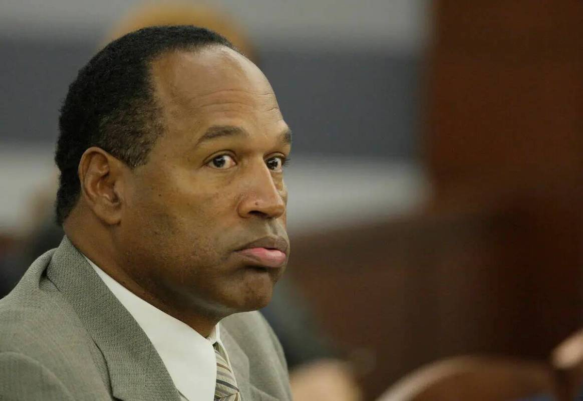 El exjugador de la NFL O.J. Simpson escucha en el tribunal del Centro Regional de Justicia del ...