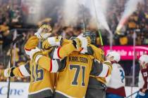 Los jugadores de los Golden Knights celebran un gol durante un partido de hockey de la NHL entr ...