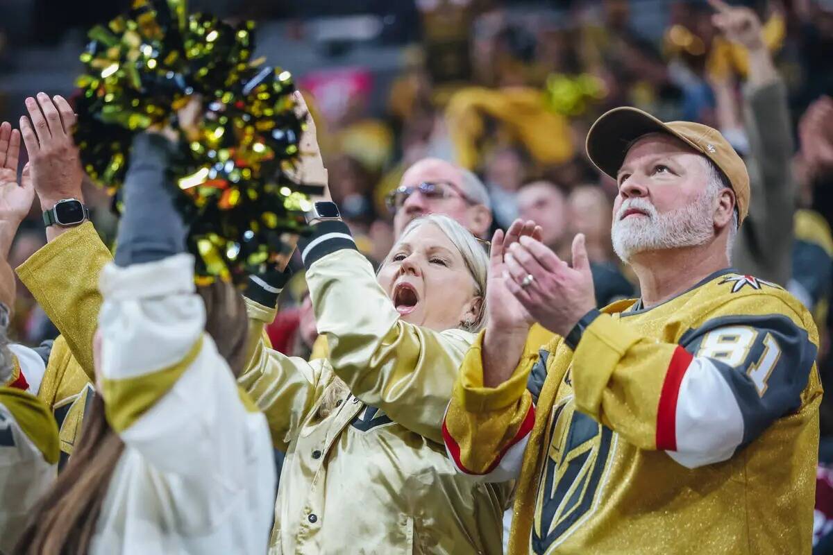 Fanáticos aplauden un gol de los Golden Knights que terminó siendo anulado por los árbitros ...