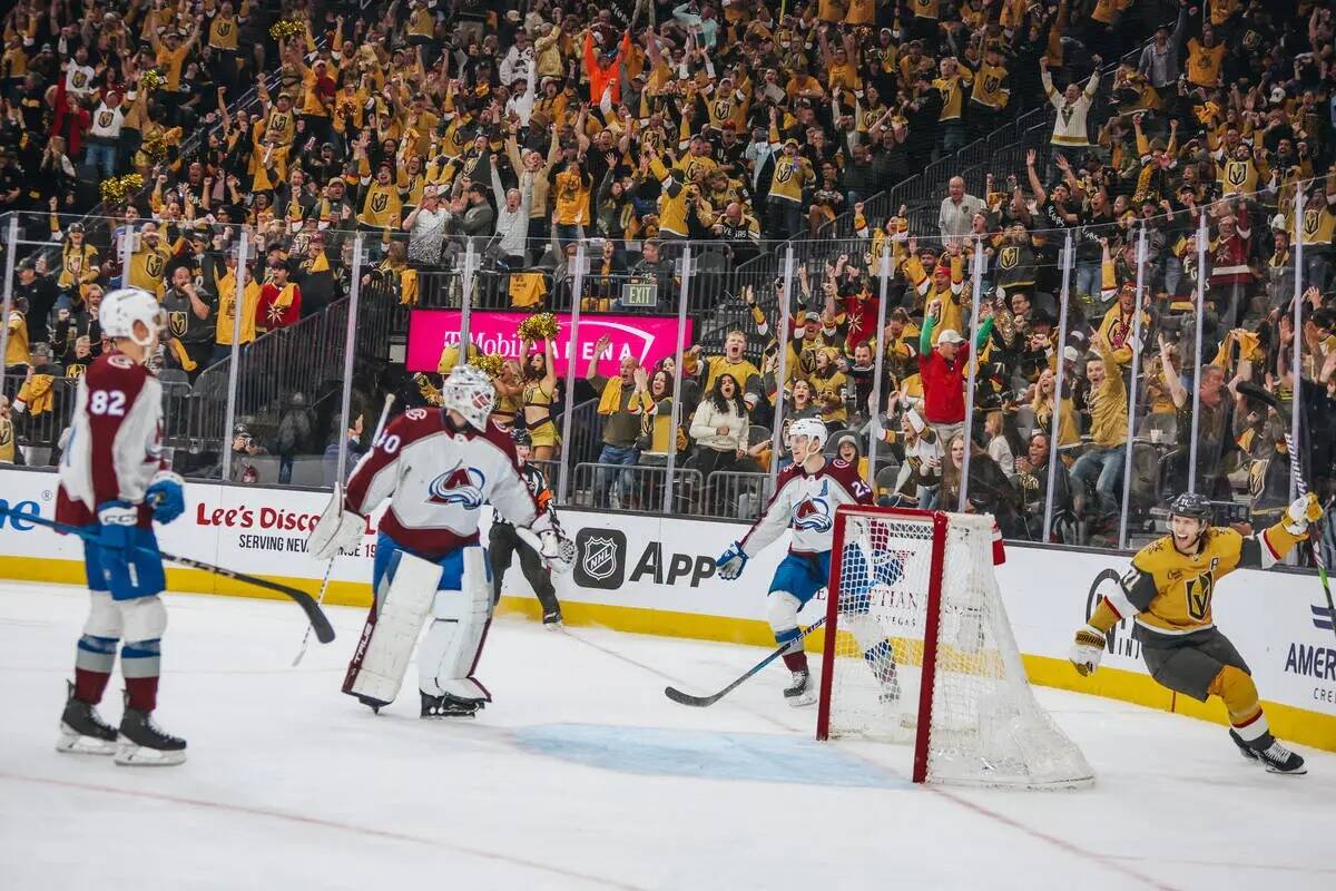 El centro de los Golden Knights William Karlsson (71) celebra un gol junto a los fans de los Go ...