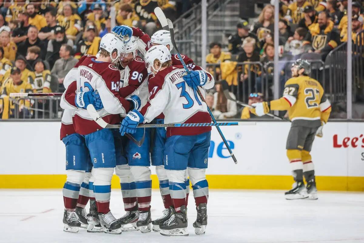 Los jugadores de Colorado Avalanche celebran un gol durante un partido de hockey de la NHL entr ...