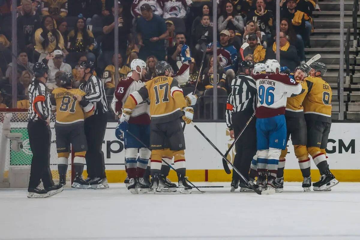 Una pelea estalla entre los jugadores de Colorado Avalanche y Golden Knights en el hielo durant ...