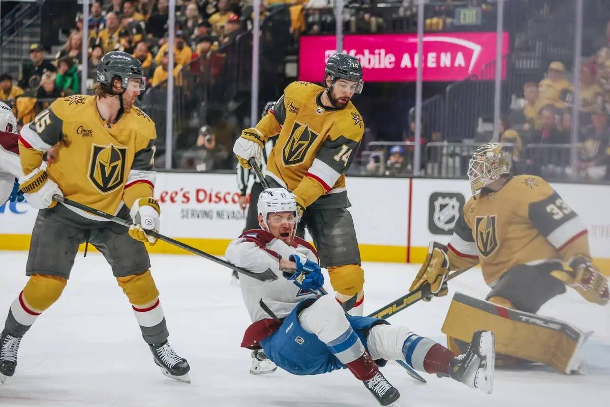 El ala derecha de los Colorado Avalanche Valeri Nichushkin (13) cae sobre el hielo durante un p ...