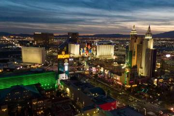 Vista aérea del sur de Las Vegas Strip al atardecer del miércoles 12 de enero de 2022. (Las V ...