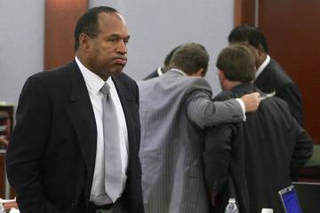 Simpson comparece durante su juicio como coacusado Clarence "C.J." Stewart conversa con sus abo ...