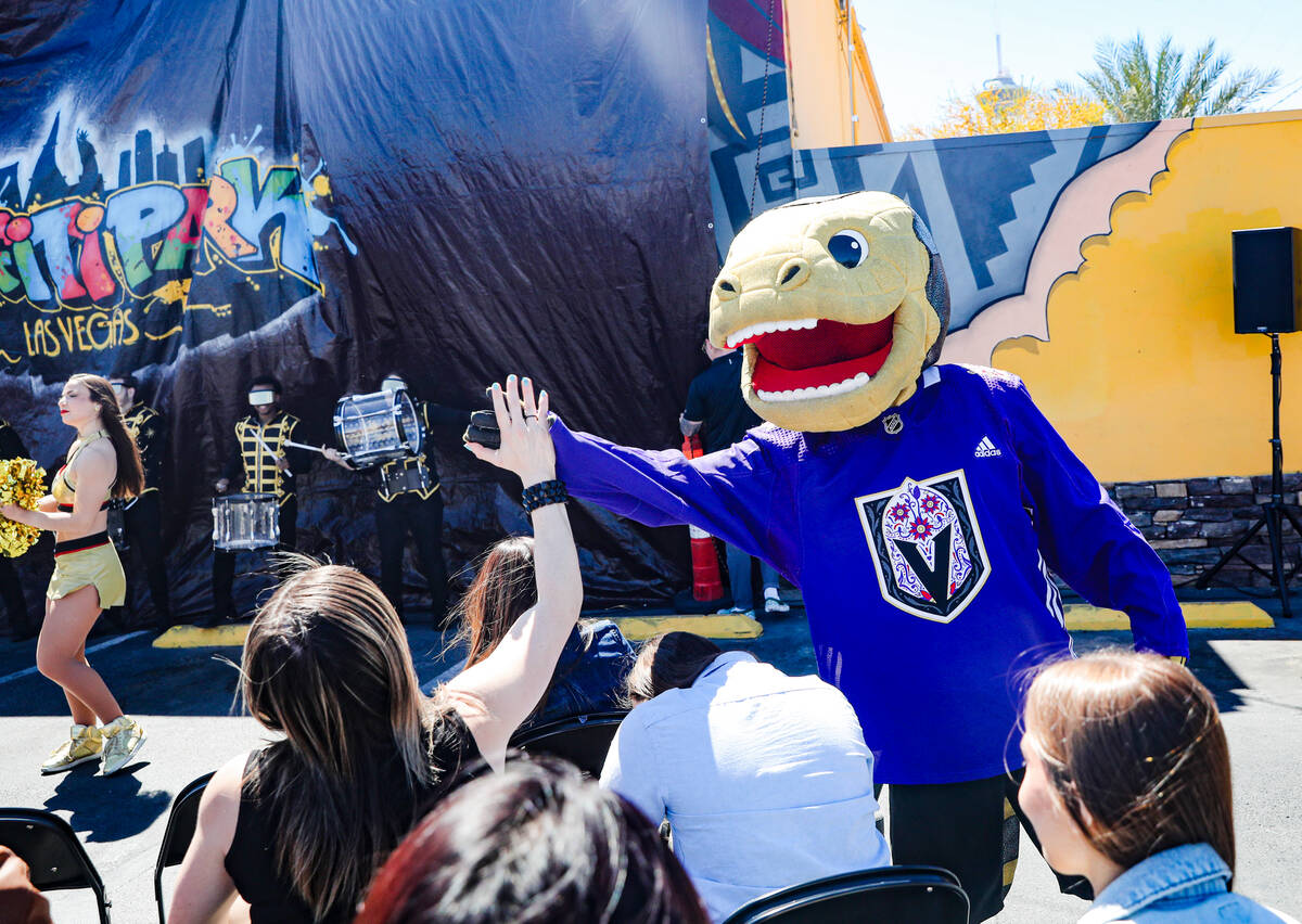 La mascota de los Golden Knights, Chance, saluda a la multitud en un evento de inauguración de ...
