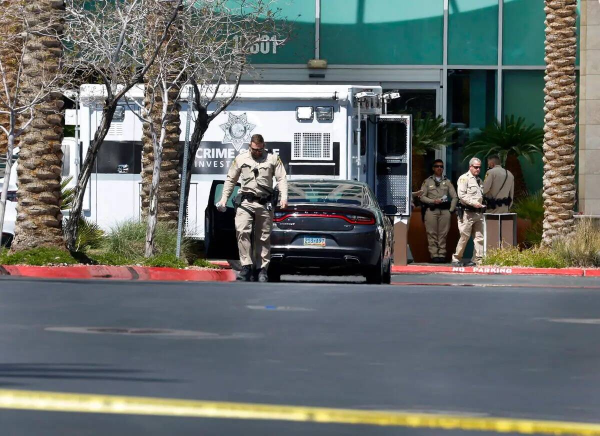 La policía de Las Vegas investiga un tiroteo en el City National Bank Building, el lunes 8 de ...