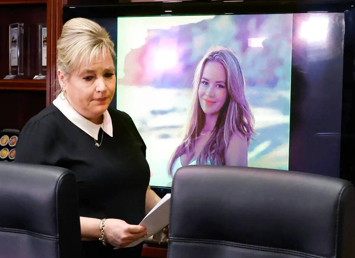Julie Page, la madre de la víctima del tiroteo Ashley Prince, pasa junto a una fotografía de ...