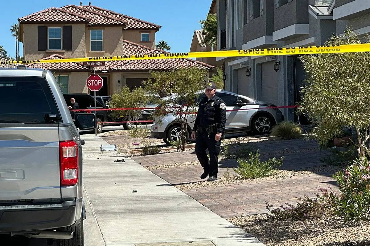 La policía frente a una casa de Henderson el domingo 14 de abril de 2024, donde se produjo un ...