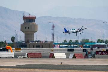 Un avión aterriza en el aeropuerto de North Las Vegas, el lunes 8 de agosto de 2022. (L.E. Bas ...