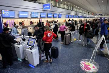 Viajeros documentan sus maletas en el Aeropuerto Internacional Harry Reid, el lunes 12 de febre ...
