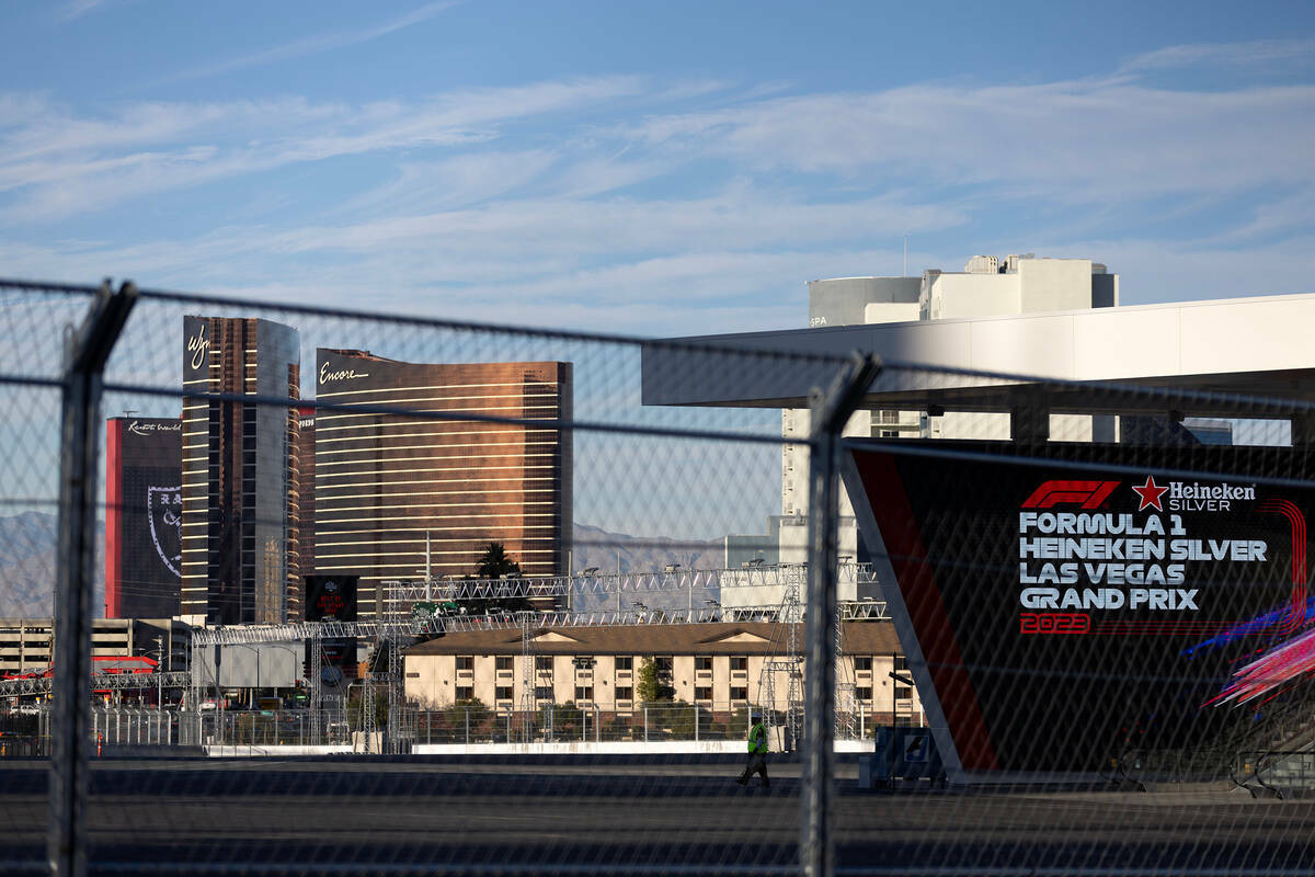 El edificio de pits del Gran Premio de Fórmula Uno de Las Vegas se ve junto al Strip de Las Ve ...