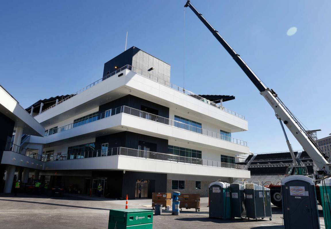 Trabajadores dan los últimos toques al edificio de pits de la F1 durante una visita para los m ...