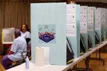 La casilla de votación del Doolittle Community Center está abierta pero vacía durante las el ...