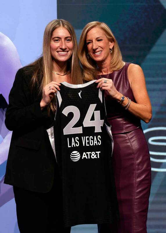Kate Martin de Iowa, izquierda, posa para una foto con la comisionada de la WNBA, Cathy Engelbe ...